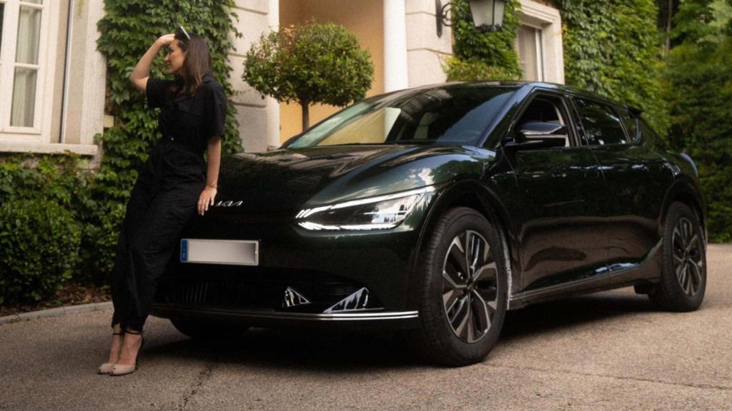 Tamara Falcó con el Kia EV6 GT.