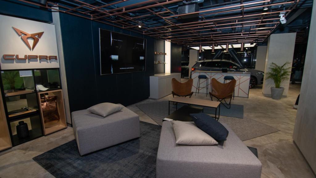 Interior del un espacio de Cupra en el centro de una ciudad.