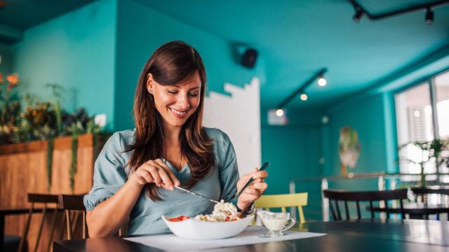 Una mujer, comiendo.