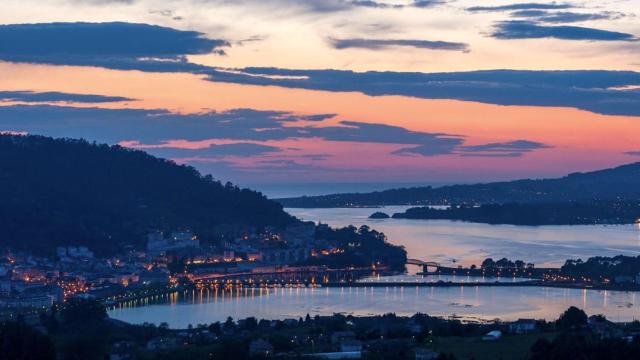 Vista nocturna de Pontedeume.