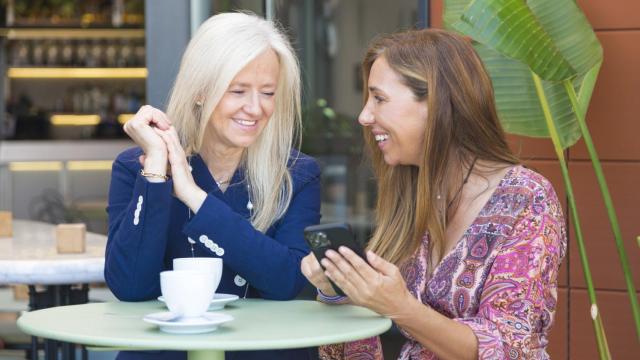 Dos mujeres compartiendo un café.