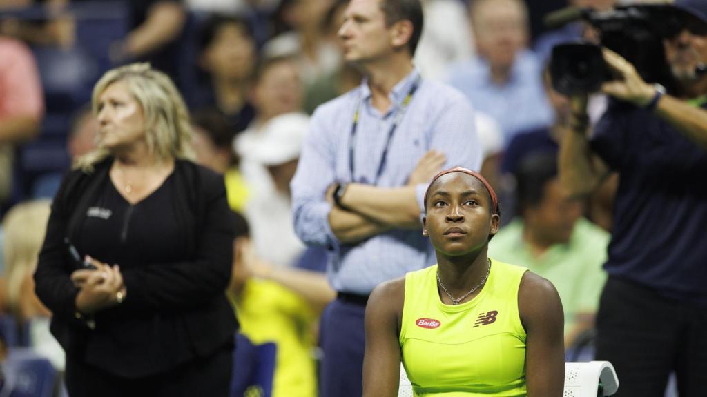 Coco Gauff, sentada durante la protesta de tres activistas en el US Open