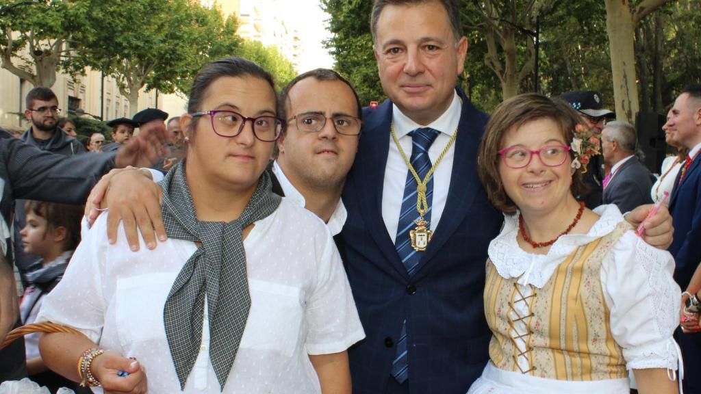 El alcalde de Albacete, Manuel Serrano, junto a varias personas en la apertura de la Feria
