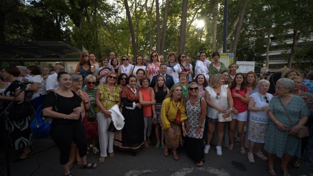 El alcalde de Albacete, Manuel Serrano, con un nutrido grupo de albaceteños