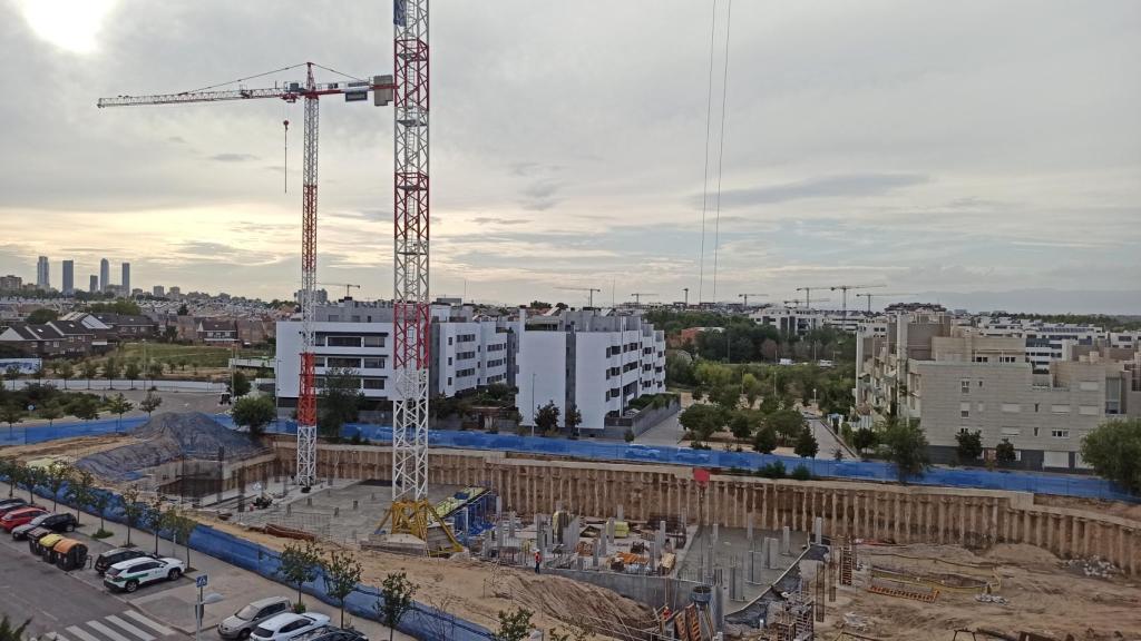 Obras en el solar de Las Cárcavas para construir cuatro torres de apartahoteles.