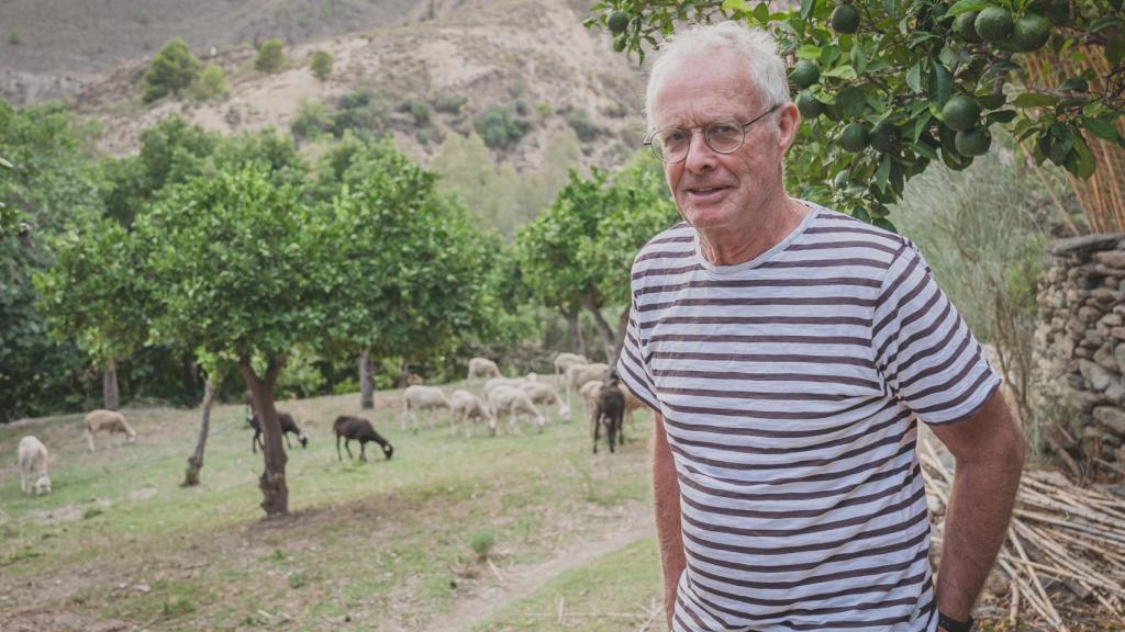 Chris Stewart, entre ovejas y limones en su finca El Valero.
