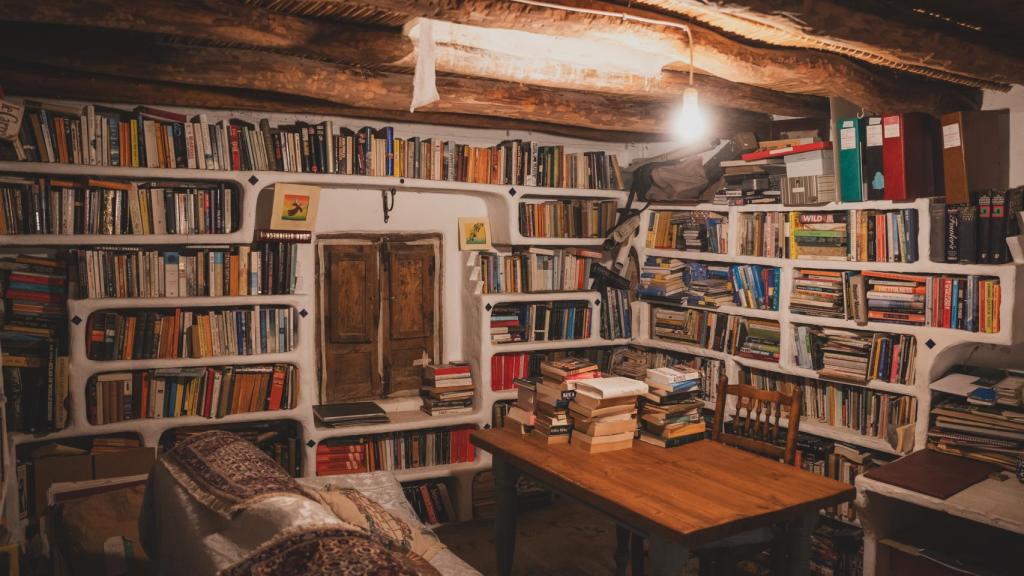 Chris Stewart abre a EL ESPAÑOL su biblioteca; se trata de una pequeña construcción, a modo de granero o pajar, a la que sólo se puede acceder subiendo un caminito de tierra cercano a su casa.