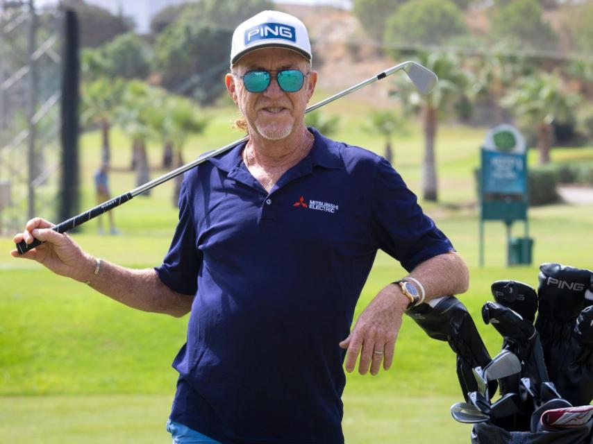 El golfista malagueño en su escuela.