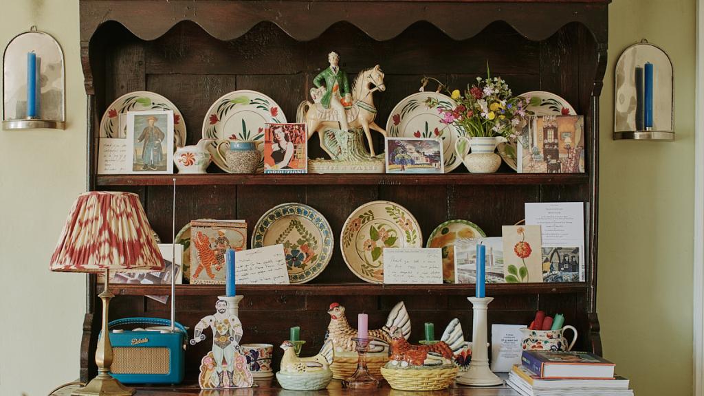 Alacena del siglo XVI, donde Carlos alberga su colección de gallinas chinas de cerámica de Staffordshire