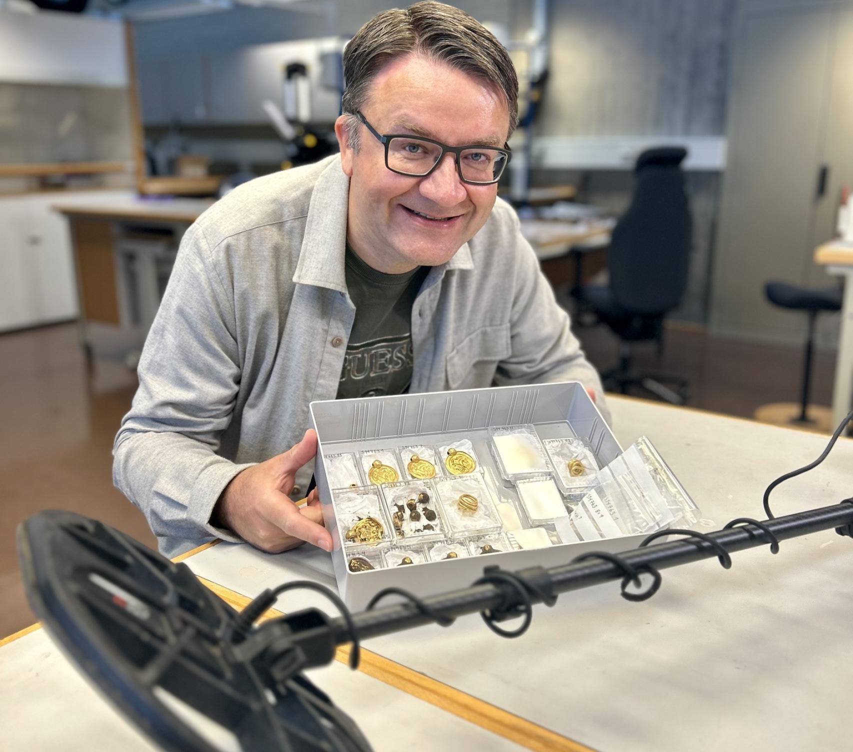 Erlend Bore con su detector de metales y las joyas halladas.