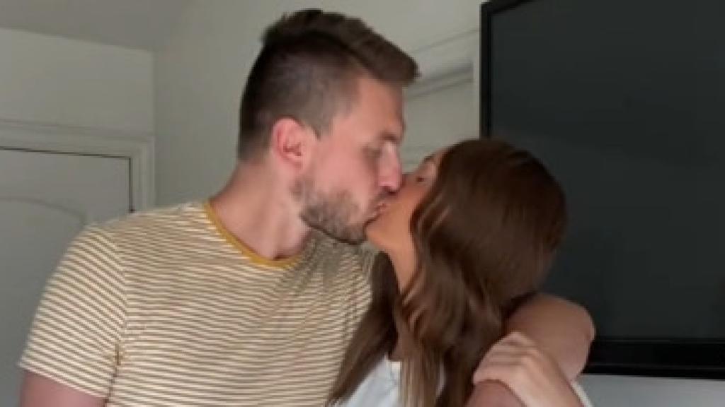 La reacción de una pareja al saber que son primeros tras tres años casados