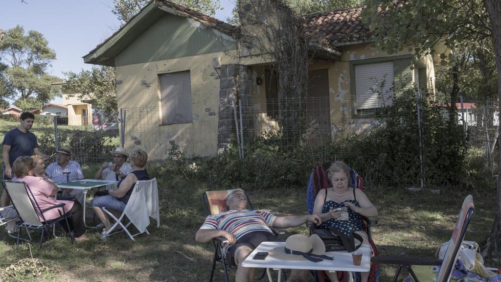 Algunos vecinos que siguen acudiendo a Perlora Ciudad de vacaciones.