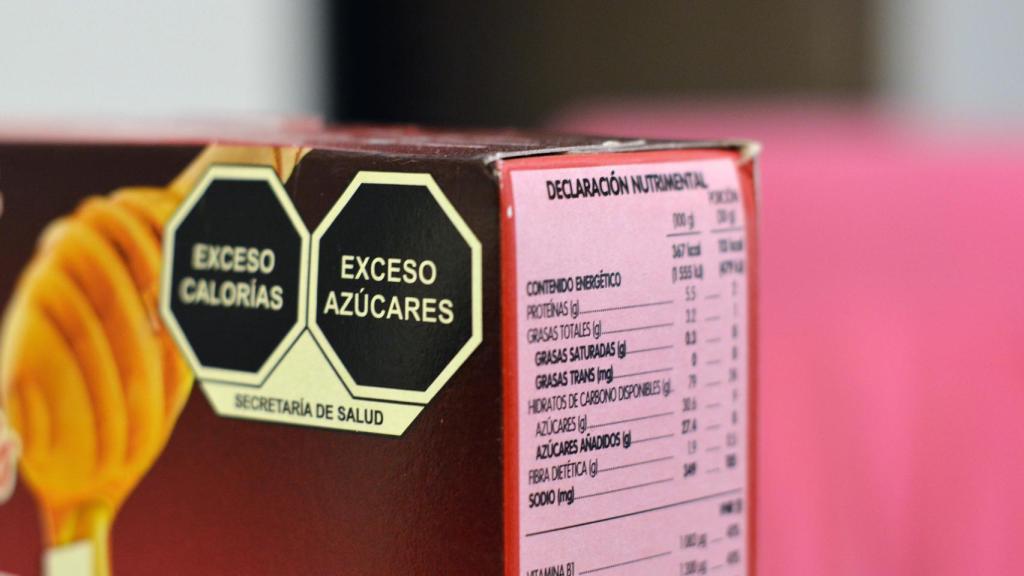 Etiquetado frontal mexicano en una caja de cereales.