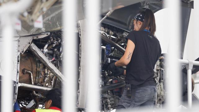 Una mecánica trabaje en un avión en el nuevo hangar construido en el Aeropuerto Adolfo Suárez Madrid-Barajas.