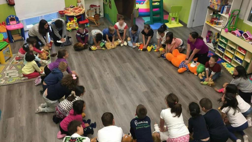 Marta Nonide junto a uno de los grupos de niños que participan en 'RCP desde mi cole'.