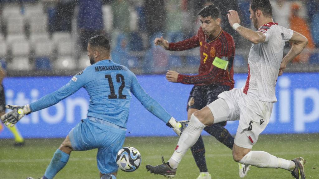 Morata bate al portero de Georgia.