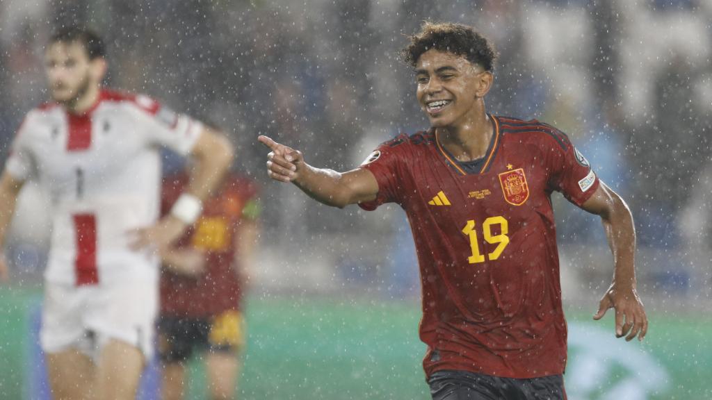 Yamine Lamal celebra su gol con España junto a Nico Williams.