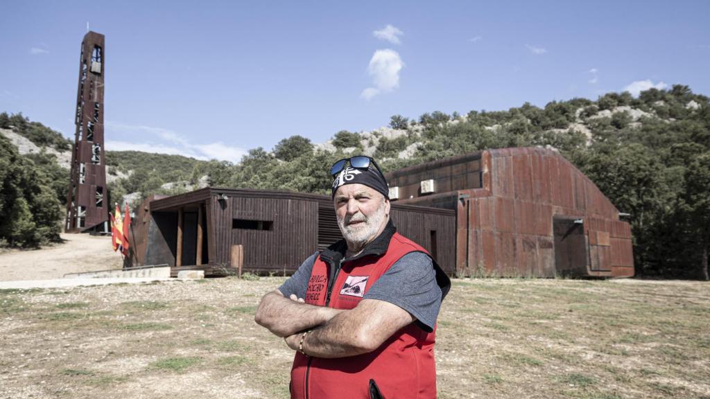 Juancho Jorge posa de brazos cruzados frente a la ermita de San Olav, en Covarrubias