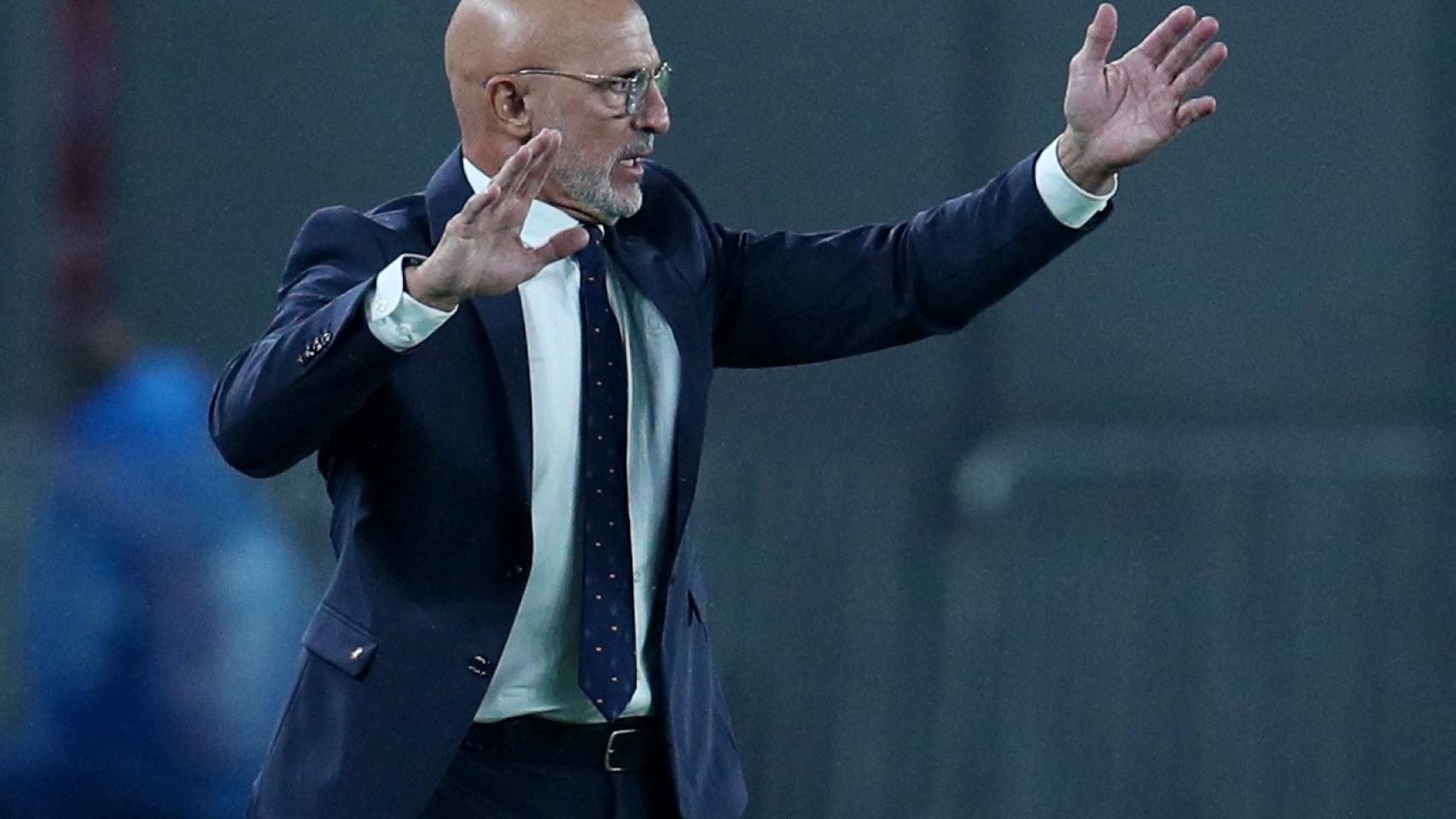 Luis de la Fuente da instrucciones a los jugadores de la selección española durante el partido.