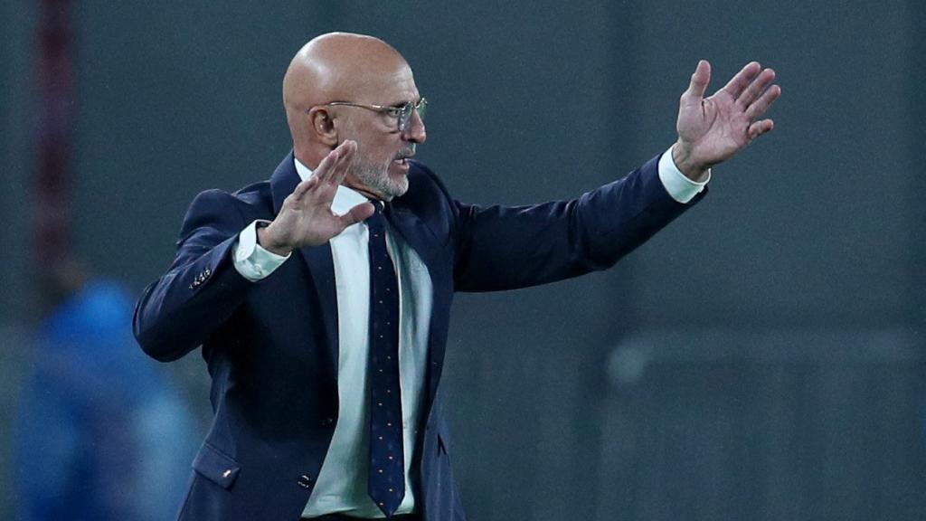 Luis de la Fuente da instrucciones a los jugadores de la selección española durante el partido.