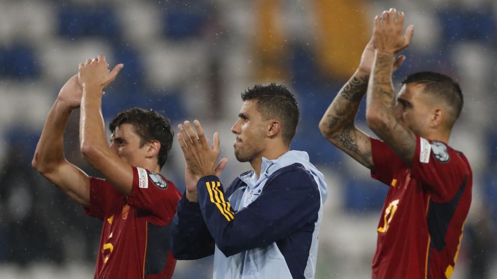 Los jugadores aplauden tras la victoria a Georgia.