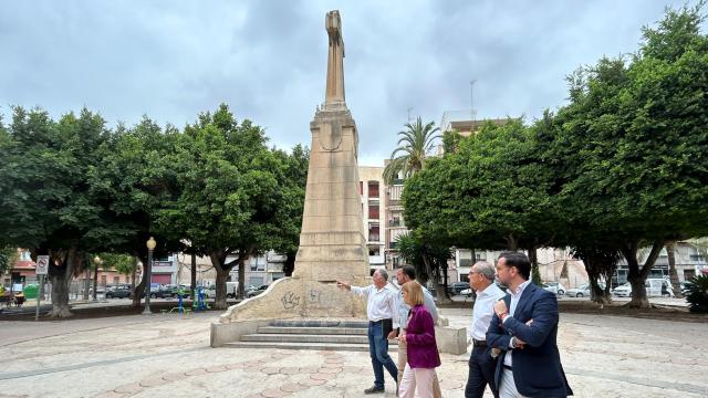 Miembros del Equipo de Gobierno local, con el alcalde Ruz a la cabeza, este viernes en el entorno de la cruz.