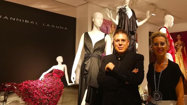 El diseñador Hannibal Laguna con su hermana Isabel Angulo al inaugurar en la Diputación.