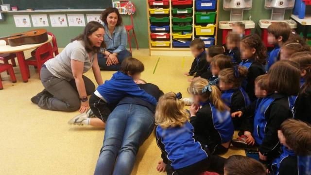 Marta Nonide enseña a un grupo de niños maniobras de primeros auxilios.