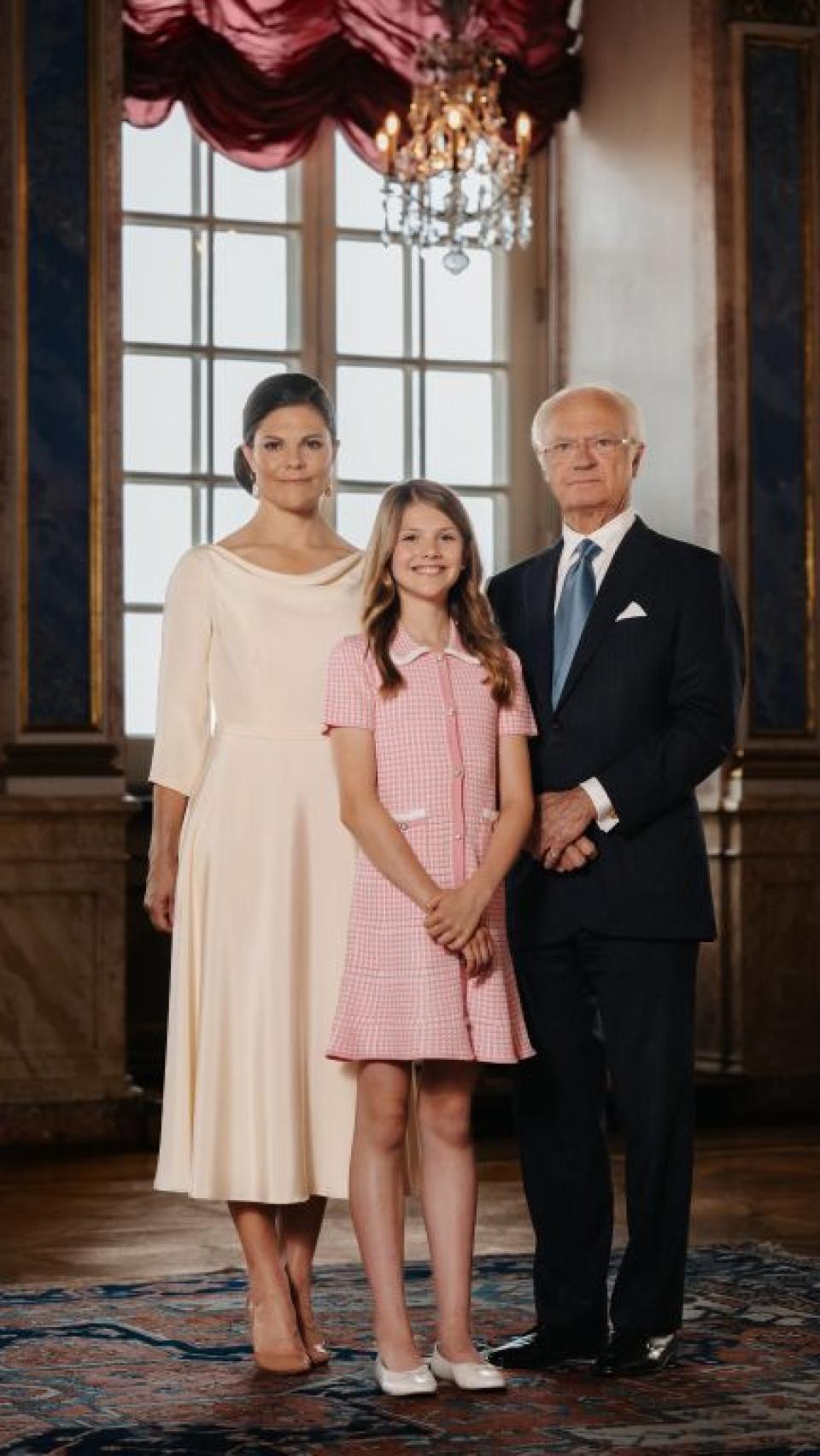 El rey Carlos Gustavo junto a sus herederas, Victoria y Estela.