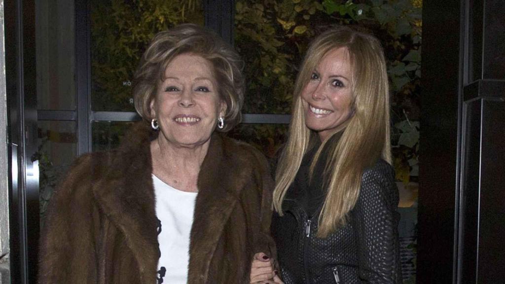 Laura Valenzuela junto a su hija, Lara Dibildos, en una de sus últimas imágenes públicas, en Madrid, en febrero de 2016.