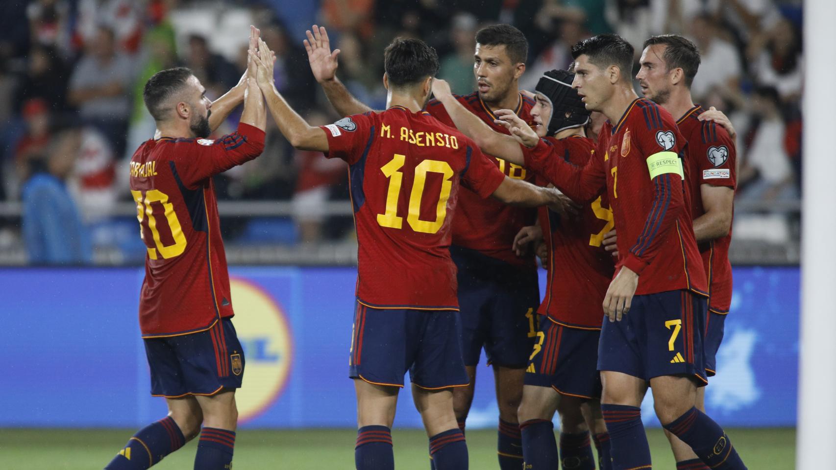 Los jugadores de España celebran uno de los goles.