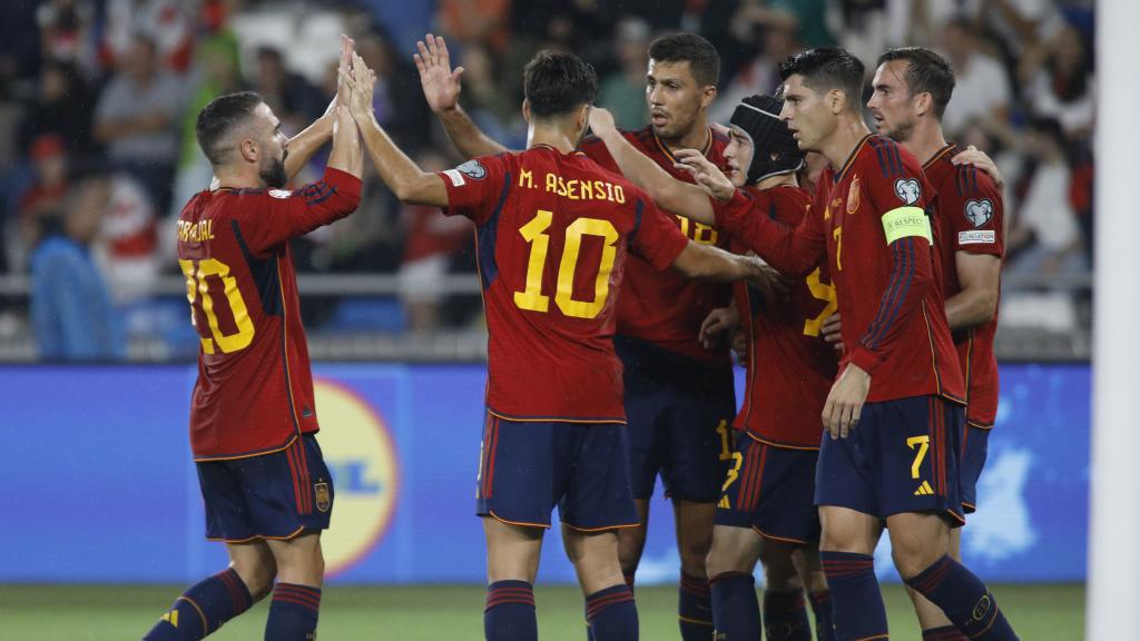 Los jugadores de España celebran uno de los goles.
