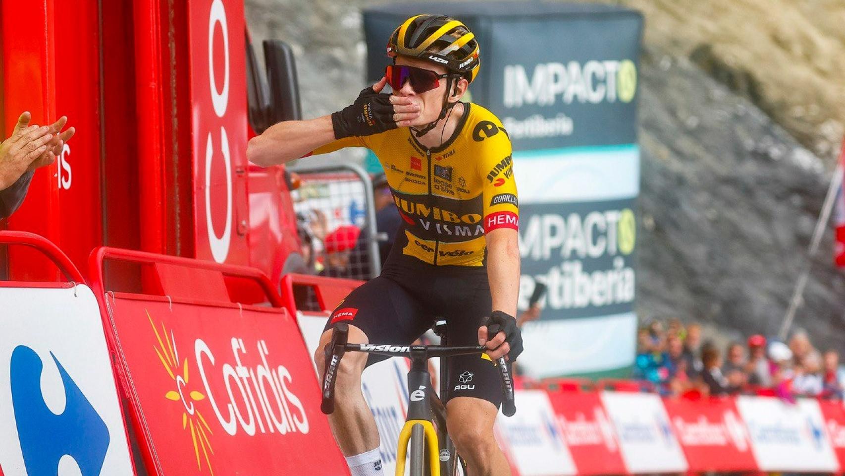 Vingegaard celebra su victoria en el Tourmalet.