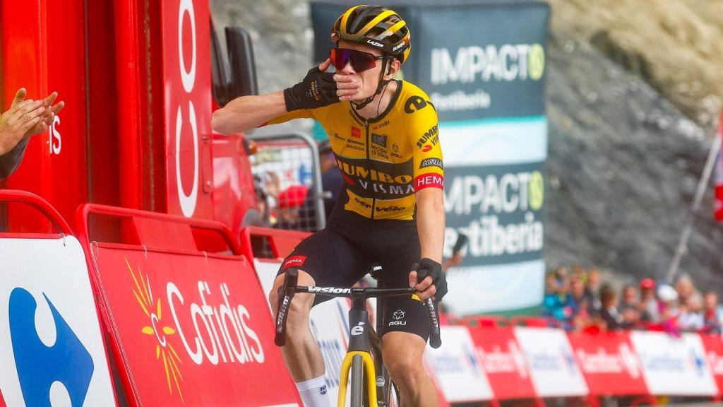 Vingegaard celebra su victoria en el Tourmalet.