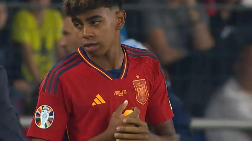 Lamine Yamal, antes de saltar al campo.