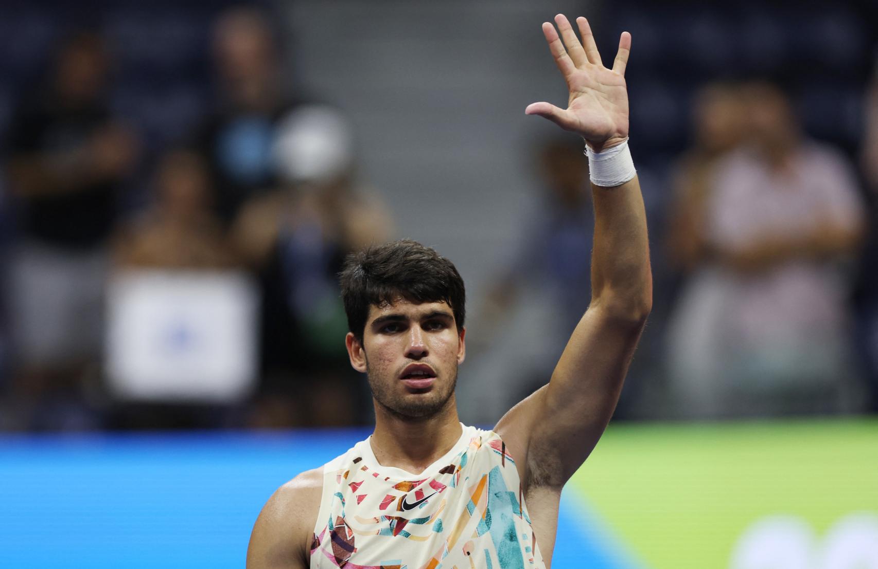 Carlos Alcaraz levanta el brazo a modo de victoria tras ganar a Alexander Zverev.
