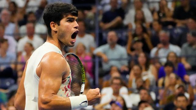 Carlos Alcaraz celebra con efusividad un punto frente a Alexander Zverev.