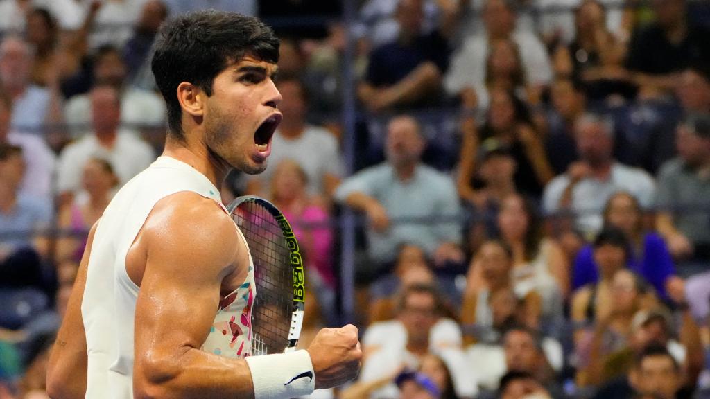 Carlos Alcaraz celebra con efusividad un punto frente a Alexander Zverev.