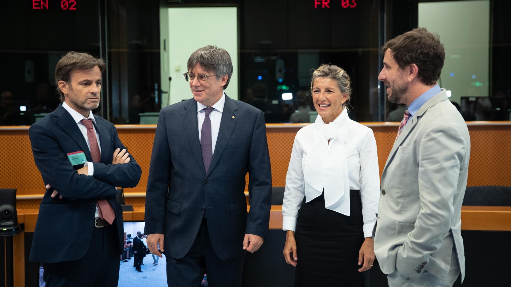 Yolanda Díaz (2d), Carles Puigdemont (2i), Jaume Asens (1i) y Antoni Comín (1d) en su encuentro en el Parlamento europeo.