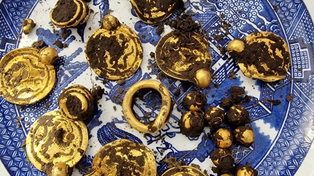 Las joyas de oro que formaban el collar, en el momento del hallazgo.