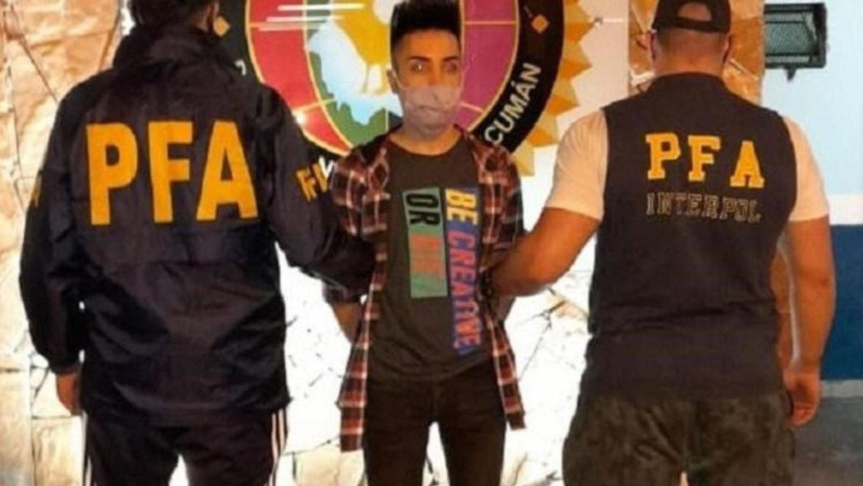 El acusado, custodiado por la Policía argentina tras ser detenido.