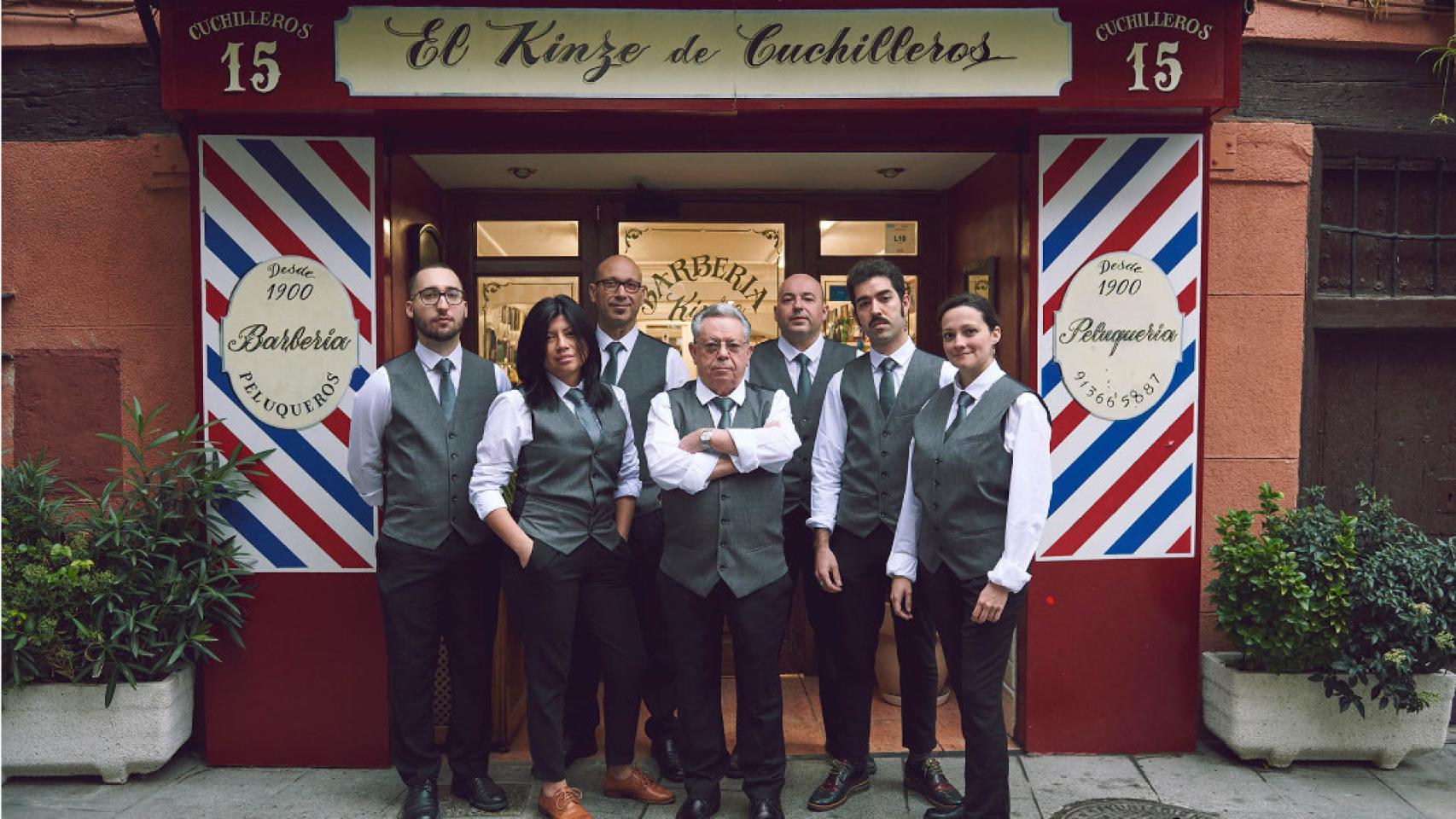 Trabajadores de El Kinze de Cuchilleros en la entrada de su local.