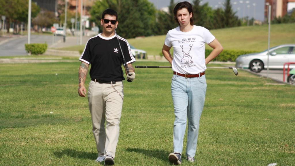 De izquierda a derecha, Julio García y Adrián Gámiz, componentes de Lord Malvo, posan con unos palos de golf.