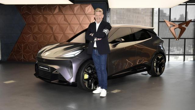 El presidente de Seat, Wayne Griffiths, junto con un prototipo que anticipa el Cupra Raval.
