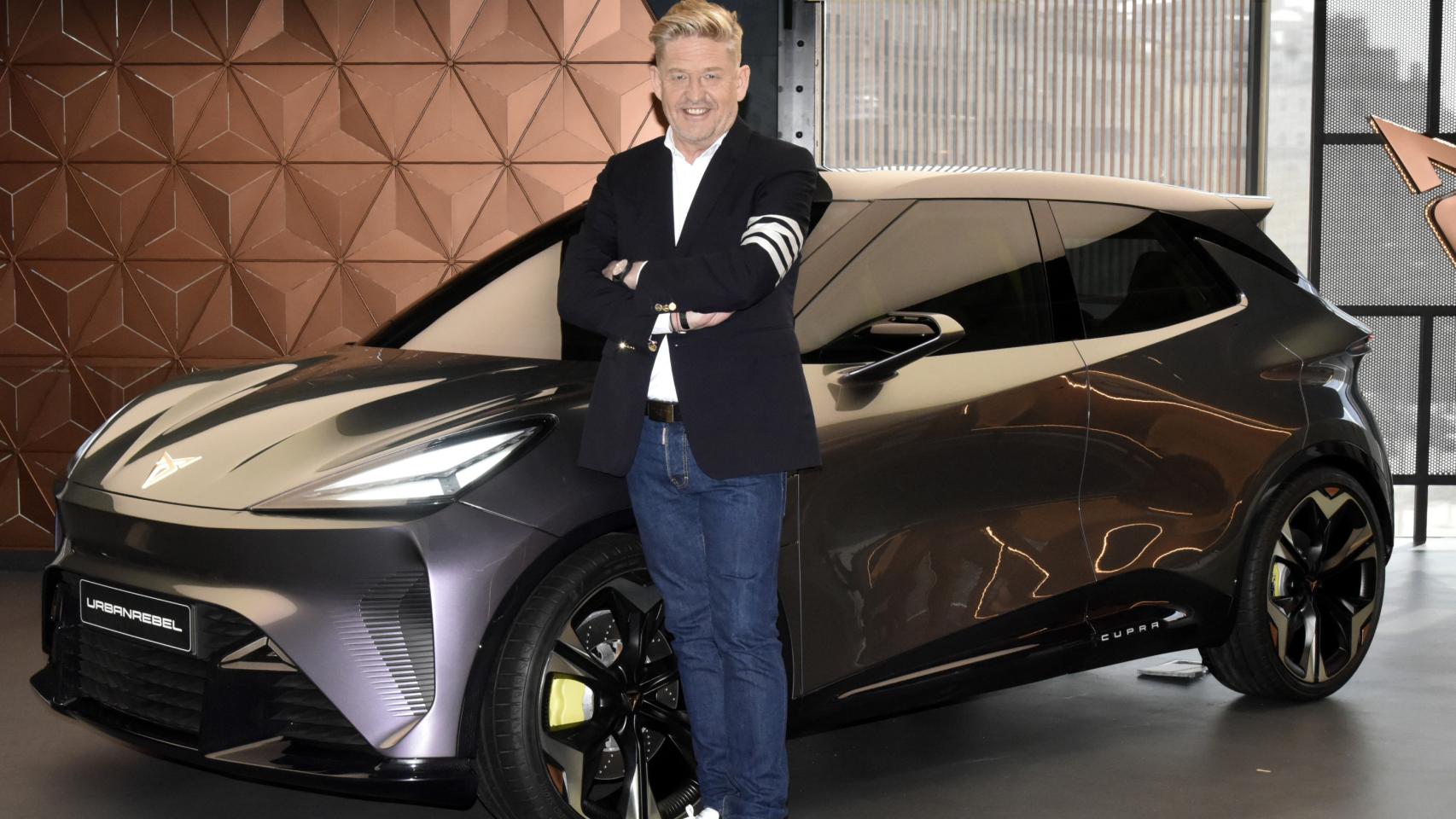 El presidente de Seat, Wayne Griffiths, junto con un prototipo que anticipa el Cupra Raval.