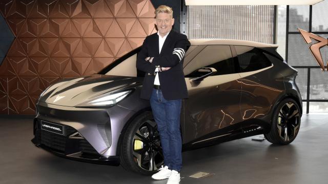 El presidente de Seat, Wayne Griffiths, junto con un prototipo que anticipa el Cupra Raval.