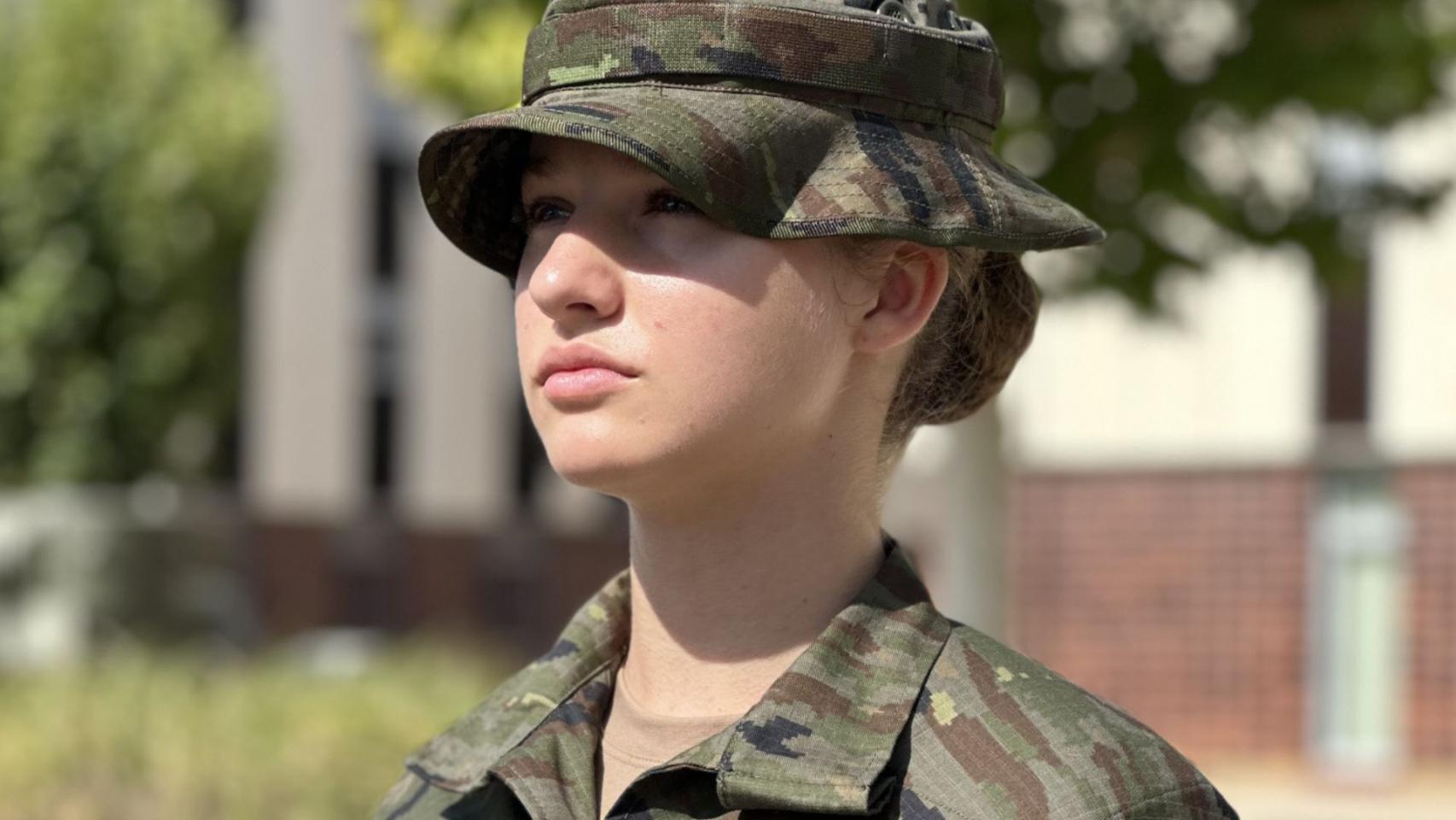 La heredera al trono, vestida de uniforme.