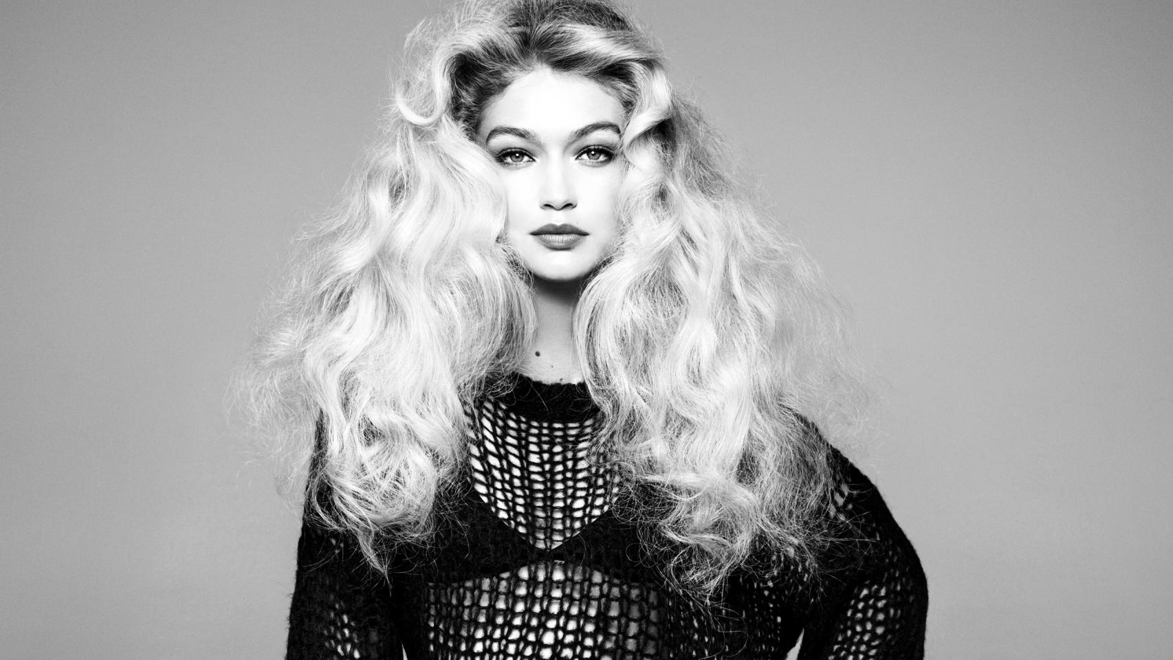 Gigi Hadid, posando para la campaña.