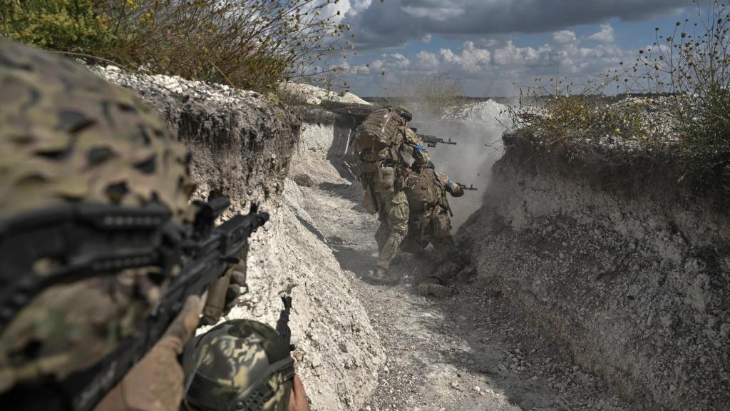 Miembros del servicio ucraniano de la 3ª Brigada de Asalto Separada asisten a ejercicios militares.