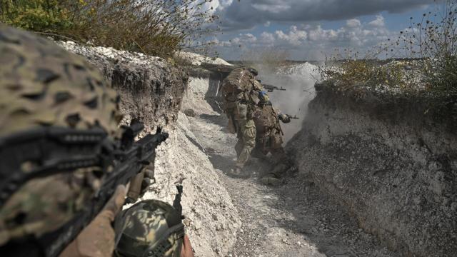 Miembros del servicio ucraniano de la 3ª Brigada de Asalto Separada asisten a ejercicios militares.